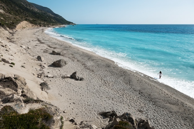 Praia de Avali, ilha de Lefkada, Grécia. Lindo mar turquesa na ilha de Lefkada, na Grécia