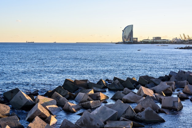 Praia de Barcelona ao pôr do sol Platja Nova Icaria ou Barceloneta