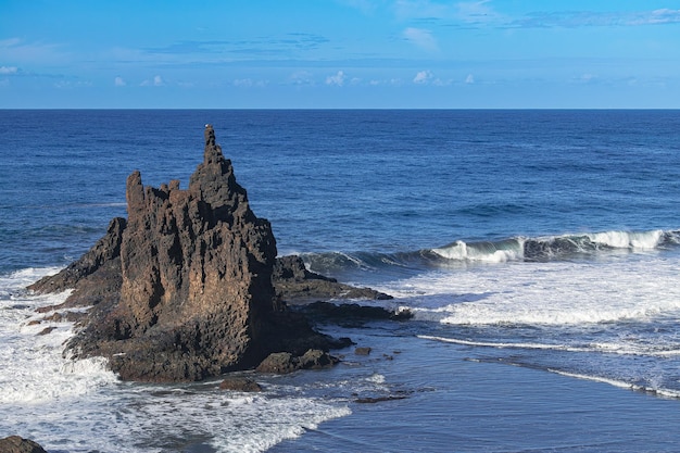 Praia de Benijo rochas vulcânicas no oceano Atlântico Parque natural de Anaga Tenerife Ilhas Canárias Espanha