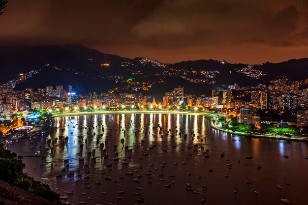 Praia de Botafogo, Baía de Guanabara e cidade do Rio de Janeiro vistas de cima à noite