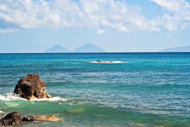 Foto praia de brolo, messina, sicília