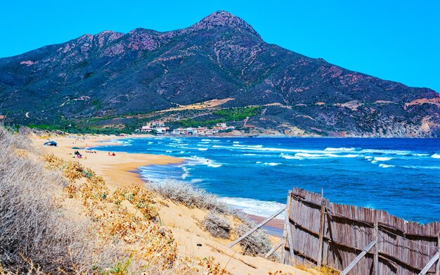 Praia de Cala Domestica no resort de Buggerru no Mar Mediterrâneo, perto da província de Masua e Cagliari, em Carbonia-Iglesias, Sardenha, na Itália. Paisagem e cenário.