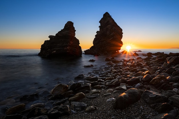 Praia de calhau rústica com falésias de águas cristalinas e os restos de uma fábrica de papel Maro Málaga Andaluzia Espanha