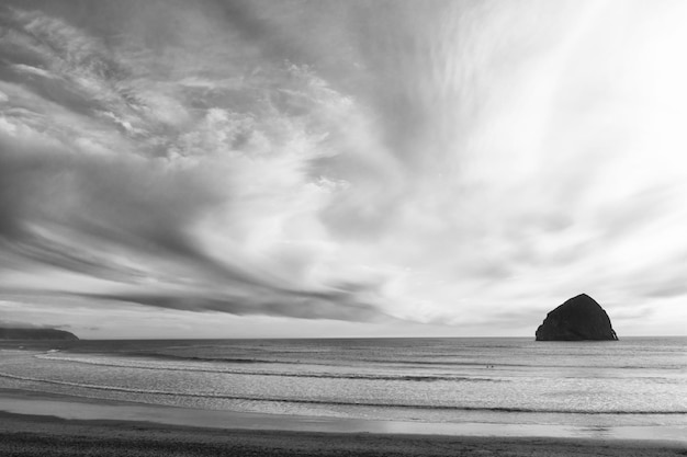 Praia de canhão de Oregon com bela paisagem natural do mar