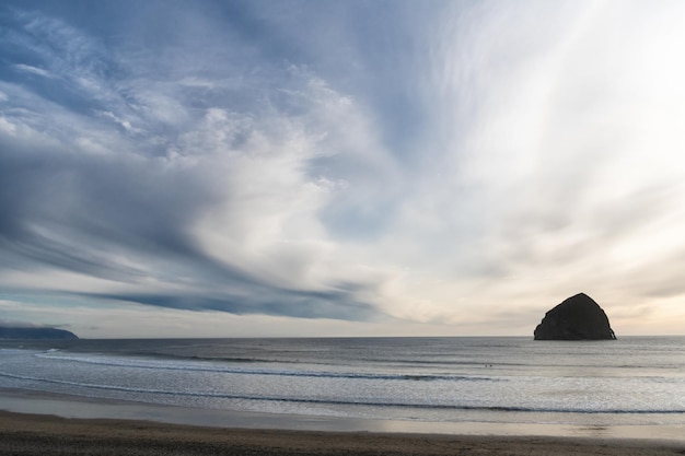 Praia de canhão de Oregon com bela paisagem natural, vista do mar.