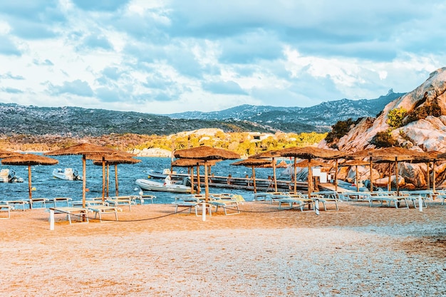 Praia de Capriccioli e águas azuis do mar Mediterrâneo na Costa Smeralda na ilha da Sardenha, Itália