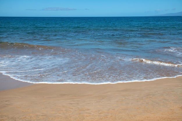 Praia de cena idílica na Tailândia. Mar azul tropical e um fundo de praia de areia.