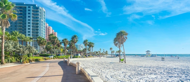 Praia de Clearwater com areia branca bonita na Flórida, EUA