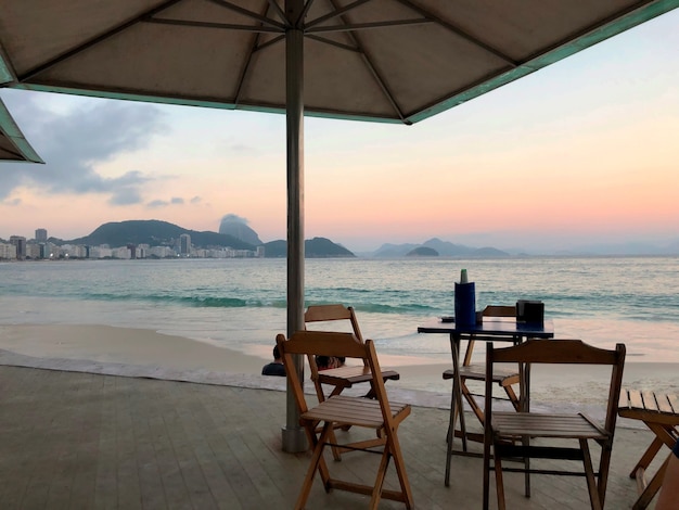 Praia de copacabana. mesas, cadeiras no quiosque.