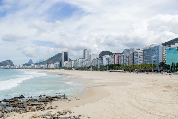 Praia de copacabana vazia durante a quarentena de pandemia de coronavírus no rio de janeiro.