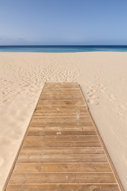 Praia de corralejo em fuerteventura com acesso de madeira em primeiro plano