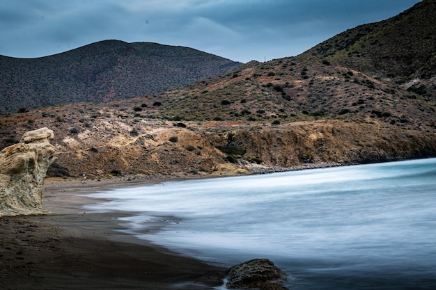 Praia de Espanha ao nascer do sol com grandes rochas na areia