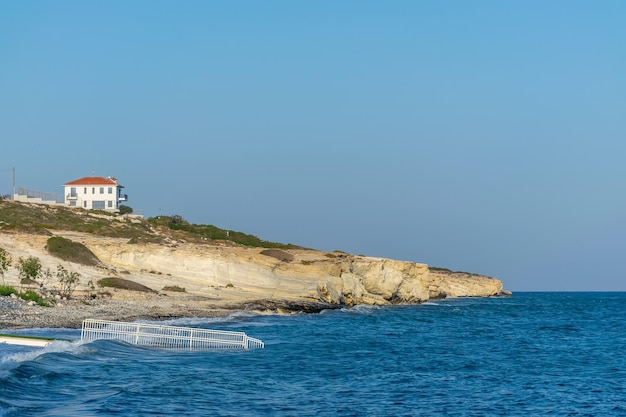 Praia de falésias brancas na ilha de Chipre