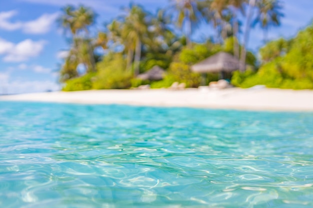 Praia de férias de verão vista de fundo desfocada do mar azul Cena de sonho do conceito de natureza pacífica