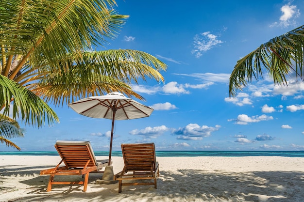 Praia de férias incrível. Cadeiras na praia de areia perto do mar. Turismo de férias românticas de verão