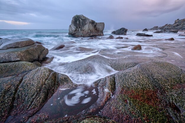 Praia de fiordes na Noruega