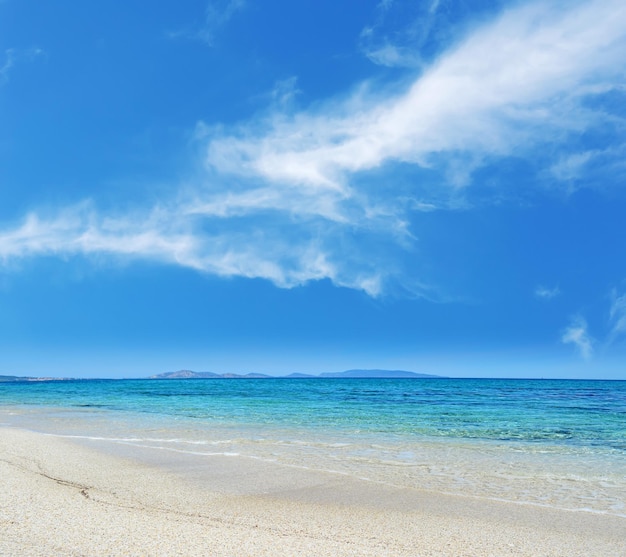 Praia de Fiume Santo em um dia nublado na Sardenha