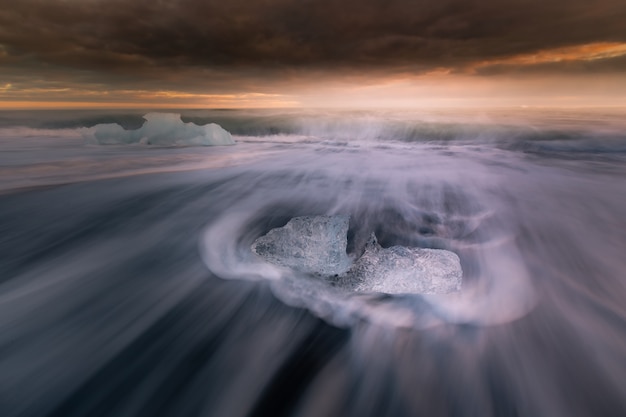Praia de gelo de diamante ao lado da geleira da lagoa Jokulsarlon da geleira Vatnajökull no sul da Islândia.
