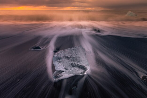 Praia de gelo de diamante ao lado da geleira da lagoa Jokulsarlon da geleira Vatnajökull no sul da Islândia.