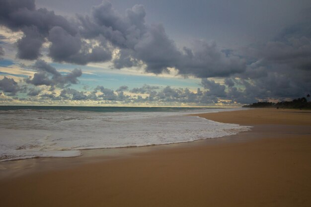 Praia de Habaraduwa, ao sul do Sri Lanka. Oceano ondulado e céu nublado