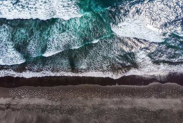 Praia de Halaktyr. Kamchatka. Federação Russa. Praia de areia escura quase preta do Oceano Pacífico.