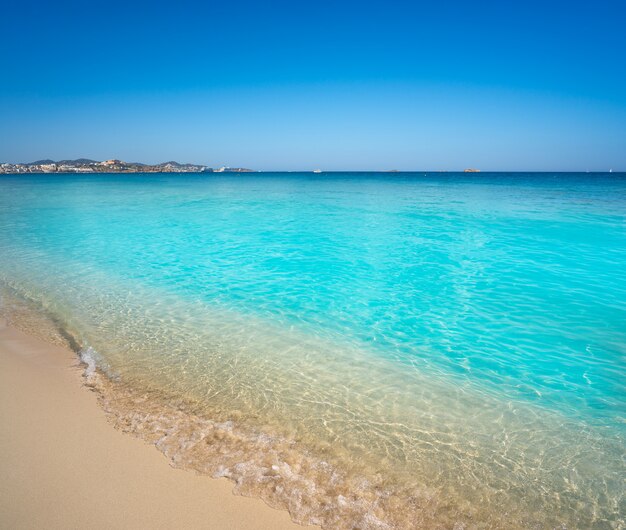 Praia de Ibiza Playa d&#39;en Bossa, nas Ilhas Baleares