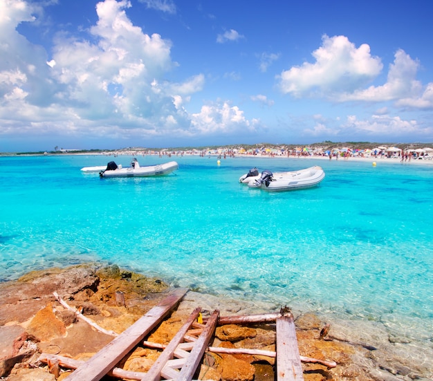 Praia de Illetes na ilha de Formentera no verão