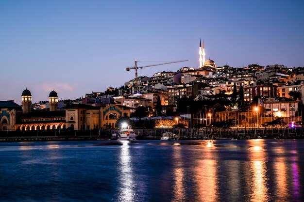 Praia de Istambul à noite na Turquia turística com iluminação aparecendo das casas em direção ao mar