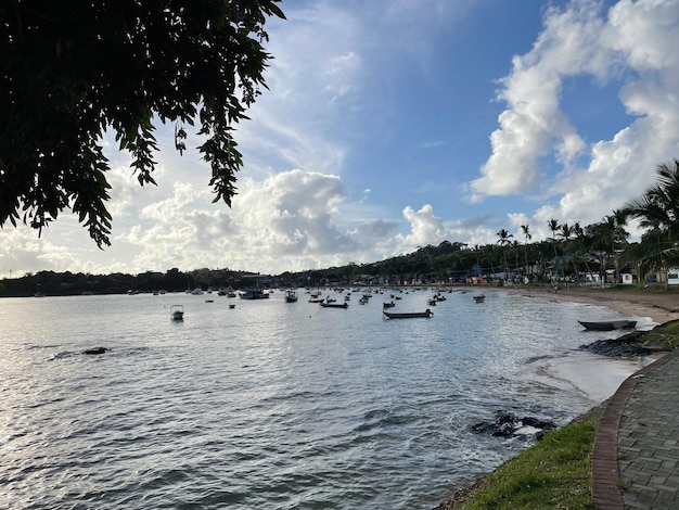 Praia de Itacaré Vila Bahia Brasil com barcos de pesca e vegetação