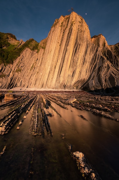 Foto praia de itzurun em zumaia, com a famosa costa do mosca, pais vasco.