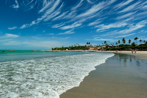 Foto praia de jericoacoara estado do ceará brasil vista da praia com belas formações de nuvens cirrus