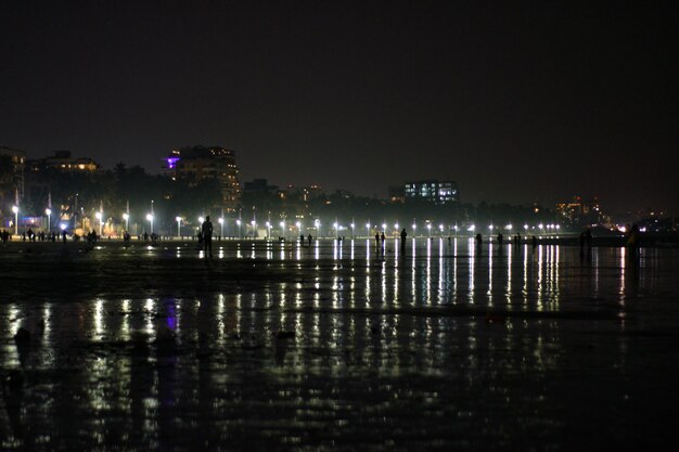 Foto praia de juhu durante a noite em mumbai