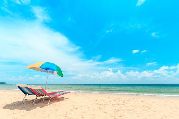 Praia de ka-ron em phuket, tailândia. praia de areia branca com guarda-sol