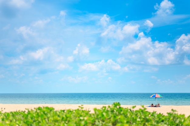 Praia de Ka-ron em Phuket, Tailândia. Praia de areia com guarda-sol. Conceito de verão, viagens, férias e férias.