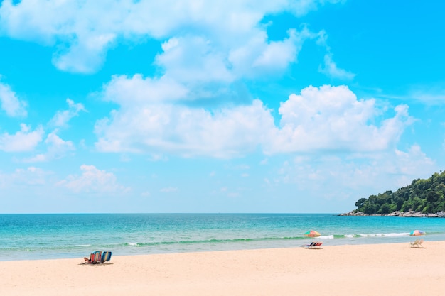 Praia de ka-ron em phuket, tailândia.