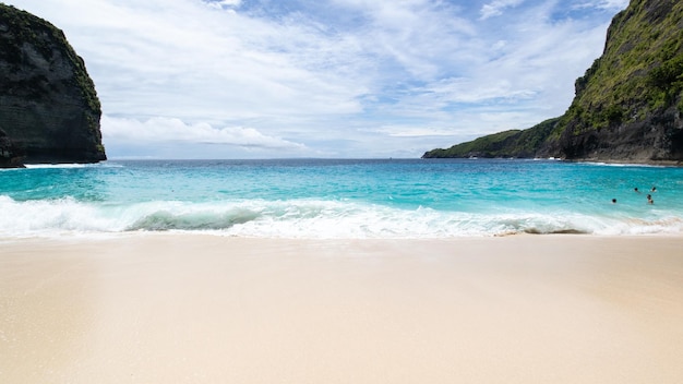 Praia de Kelingking, também conhecida como praia T-rex, em Nusa Penida, Bali, Indonésia