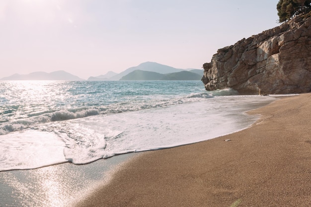 Praia de Kidrak na costa do pôr do sol na região de Oludeniz Mugla na Turquia no dia de verão Destino de viagem