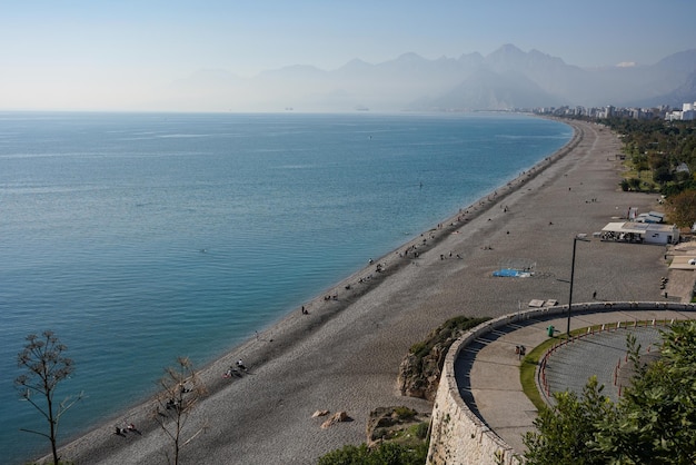 Praia de Konyaalti na cidade de Antalya Turkiye