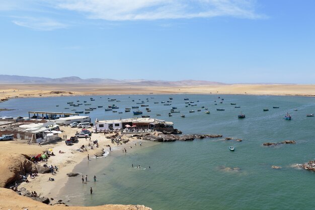 Praia de Lagunillas vista pitoresca da praia ao lado dos visitantes