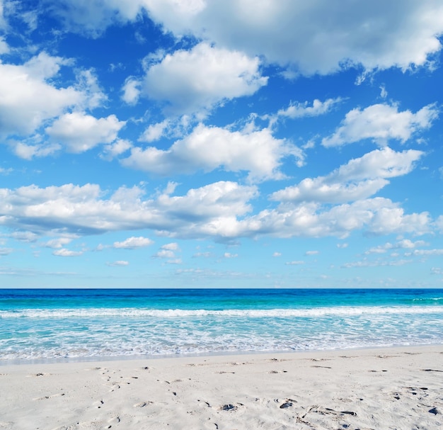 Foto praia de le pelosa em um dia nublado