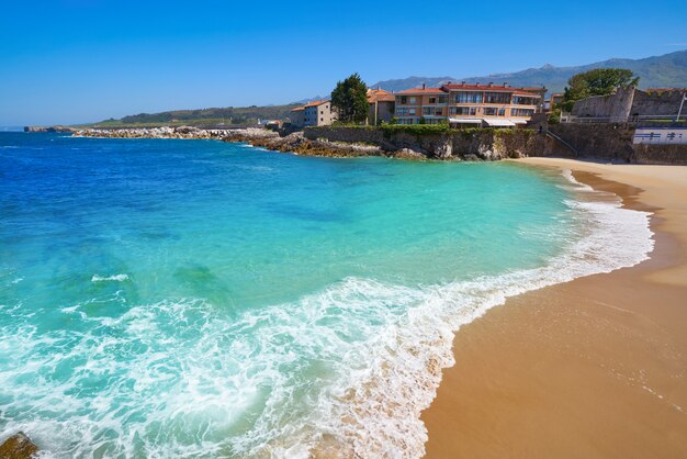 Praia de llanes el sablon nas astúrias, espanha