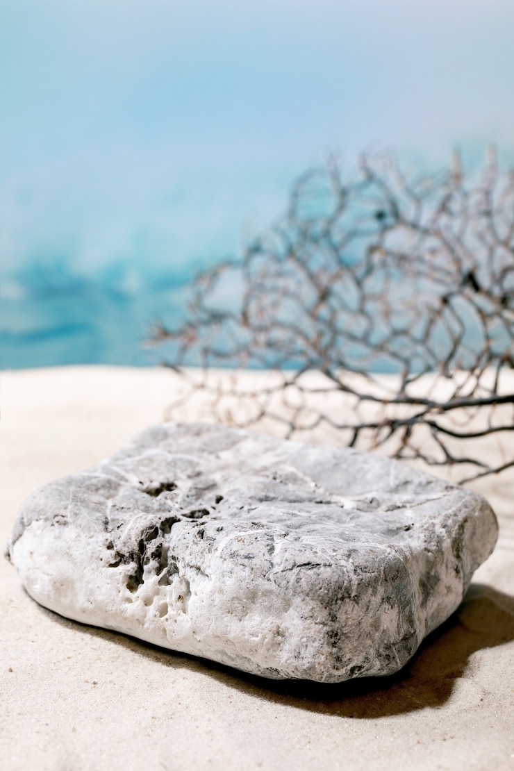 Foto praia de mar de areia de verão com ondas e pedras planas como pódio de exposição de produtos ecológicos náuticos naturais. layout criativo. conceito de publicidade da natureza