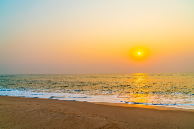 Praia de mar vazio com pôr do sol ou nascer do sol