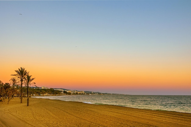 Praia de Marbella no pôr do sol na Espanha