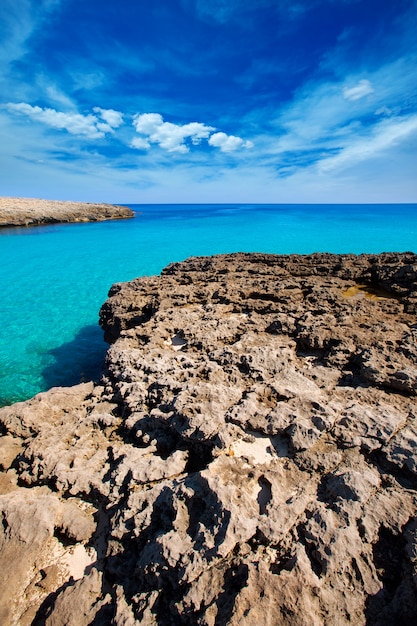 Praia de menorca cala des talaier em ciutadella em balearic