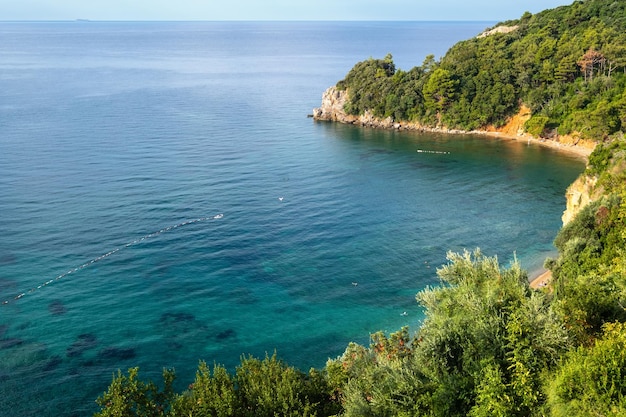 Praia de Mogren perto de Budva Montenegro