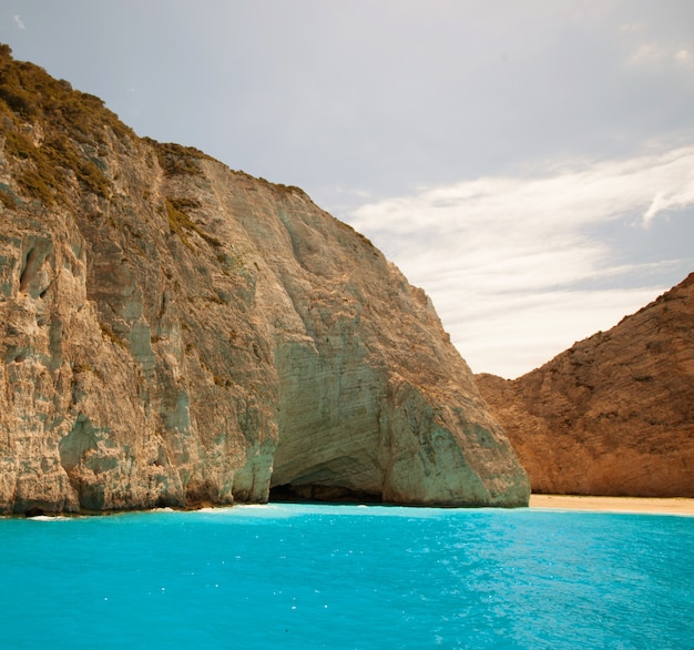 Praia de Navagio na ilha de Zakynthos, Grécia, dia de verão