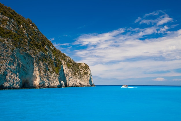 Praia de Navagio na ilha de Zakynthos, Grécia, dia de verão