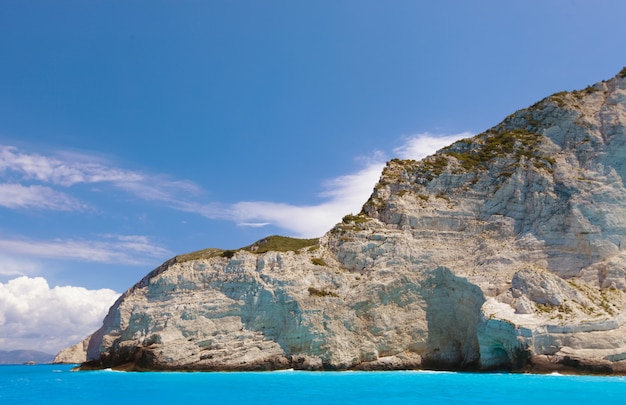 Foto praia de navagio na ilha de zakynthos, grécia, dia de verão