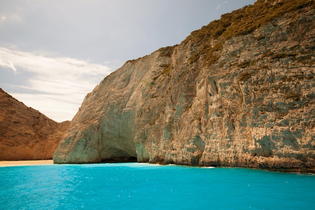 Praia de Navagio na ilha de Zakynthos, Grécia, dia de verão